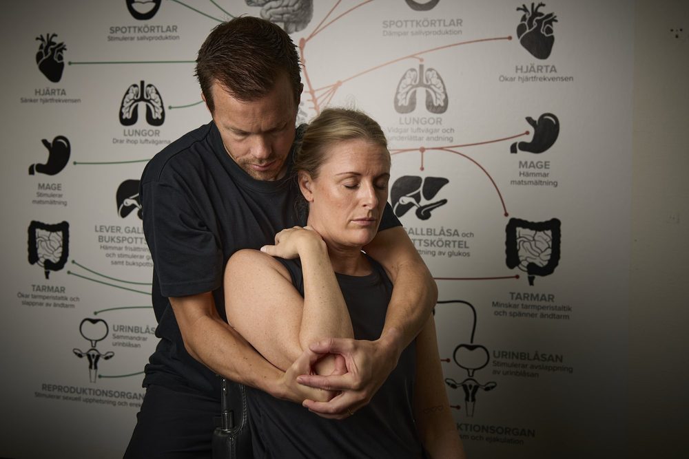 Naprapat behandlar en patients axel