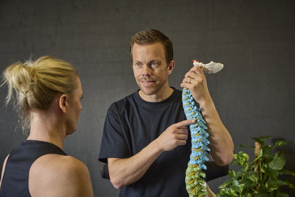 Mathias Brunberg förklarar ryggraden för en patient