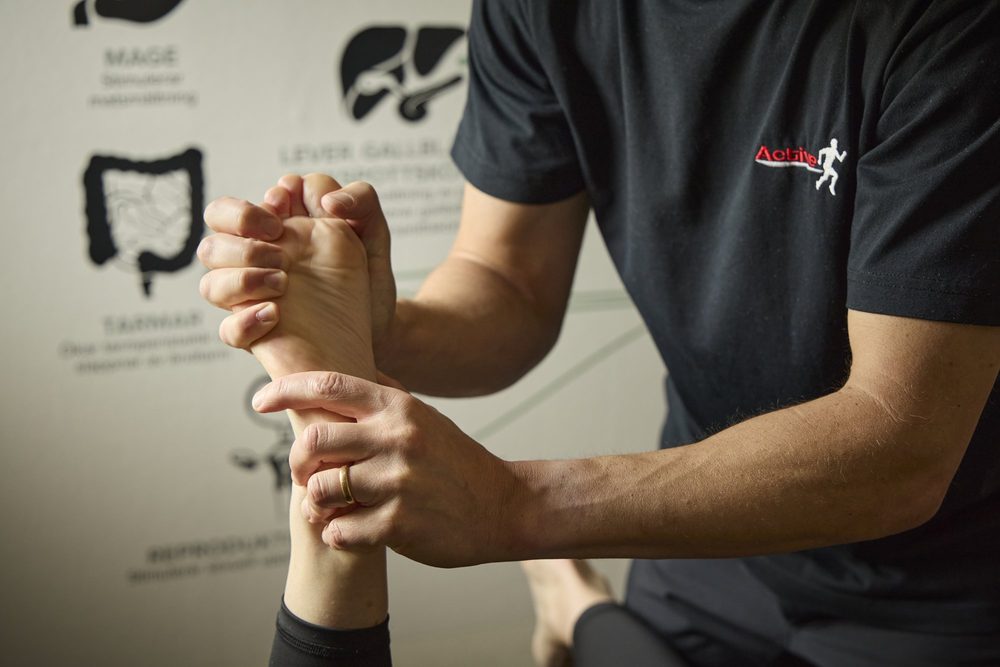 Naprapat mobiliserar en patients handled