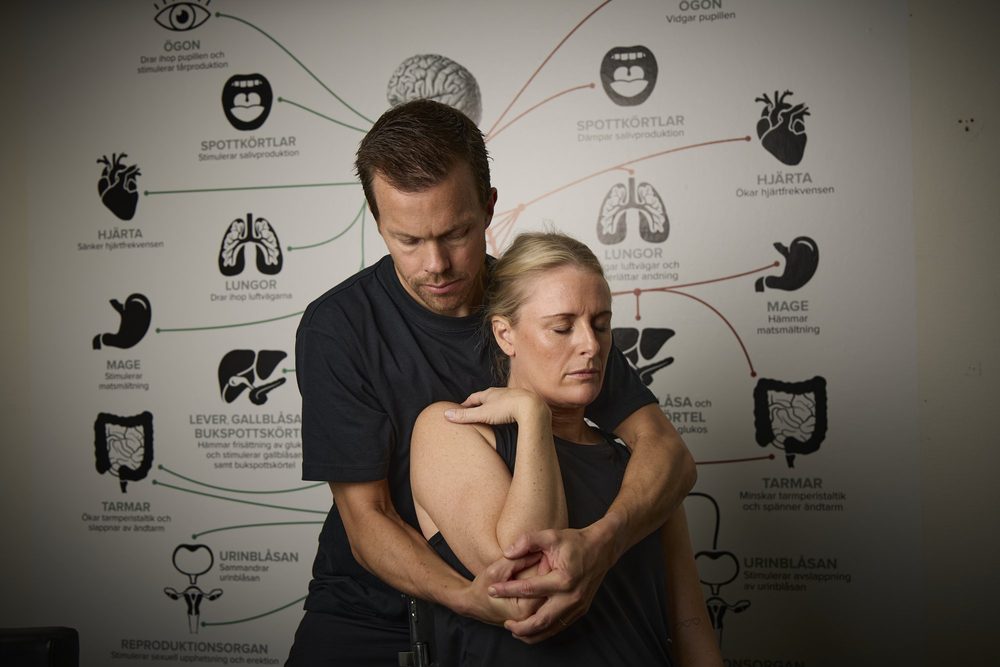 Mathias Brunberg behandlar en patients axel