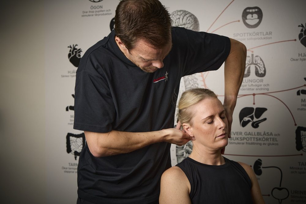 Naprapat behandlar en patients nacke